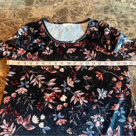 Tru Self Top Women’s Size M Black & Red Floral Short Sleeve Velvety - Picture 3 of 11